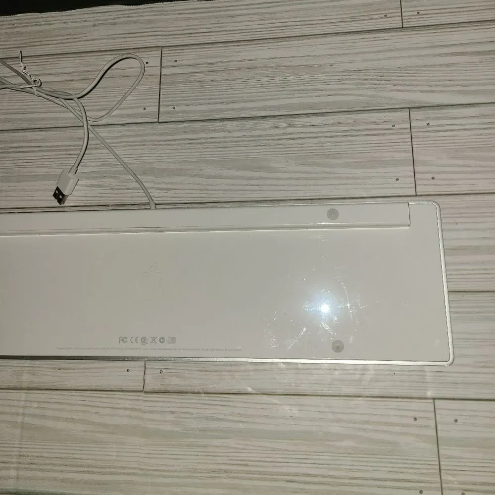 Genuine Apple A1243 White Wired Mac Standard USB Keyboard With Numeric Keypad